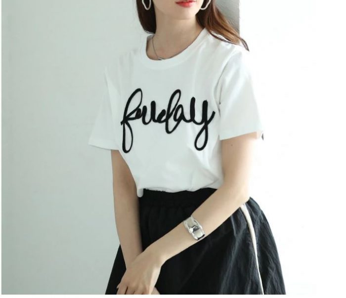 シンプルTシャツでは物足りない！大人女子におすすめTシャツ
