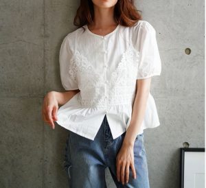 大人女子の華やかブラウスコーデ