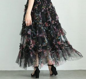 涼感と品格を両立！40代女性がこの夏頼れる美脚＆華やぎボトムス３選