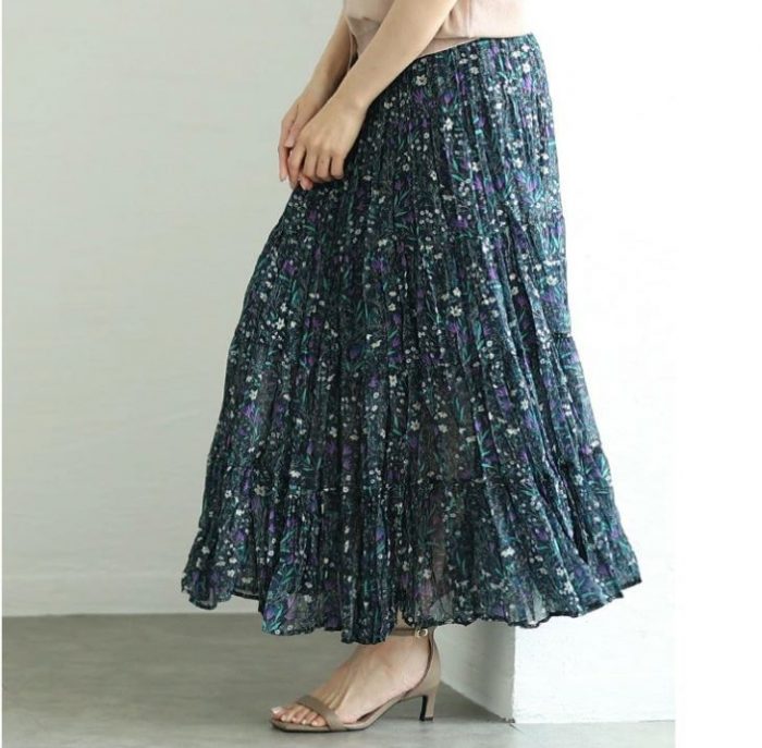 40代の華やかさを引き立てる花柄スカートの着こなし術