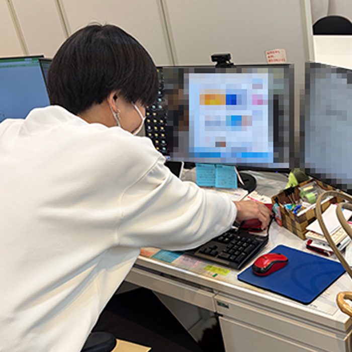 【デスクを見れば性格が分かる！？】スタッフのデスク事情をのぞき見👀