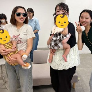 育休中のスタッフが赤ちゃんを連れて遊びに来てくれました♪